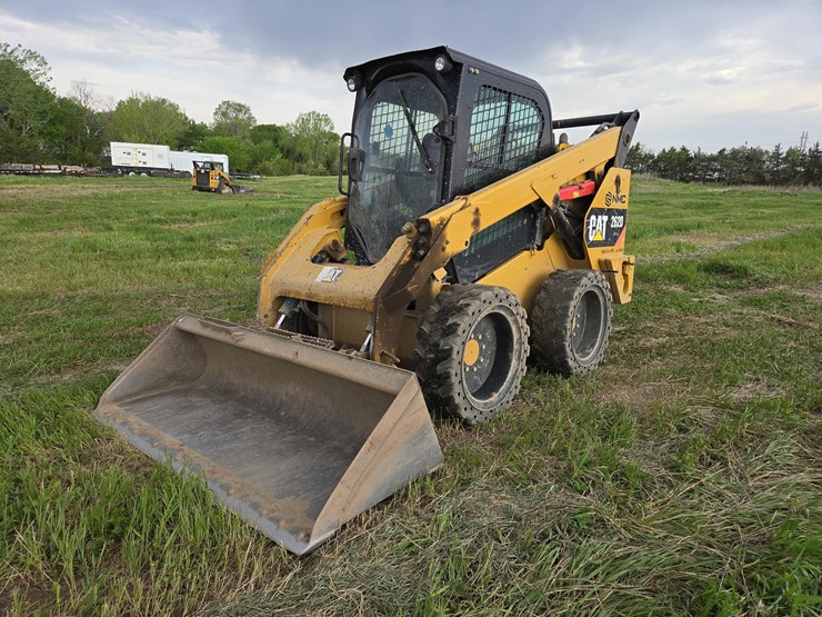 2016-caterpillar-262d-image-1
