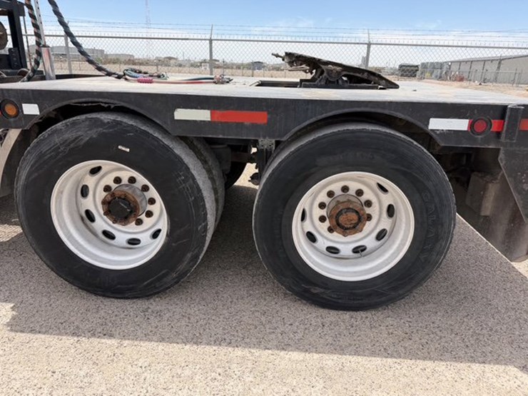 2009-peterbilt-388-image-8