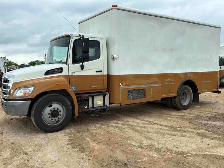 2011-hino-box-truck-image-1