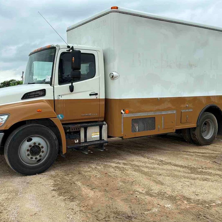 2011 HINO BOX TRUCK