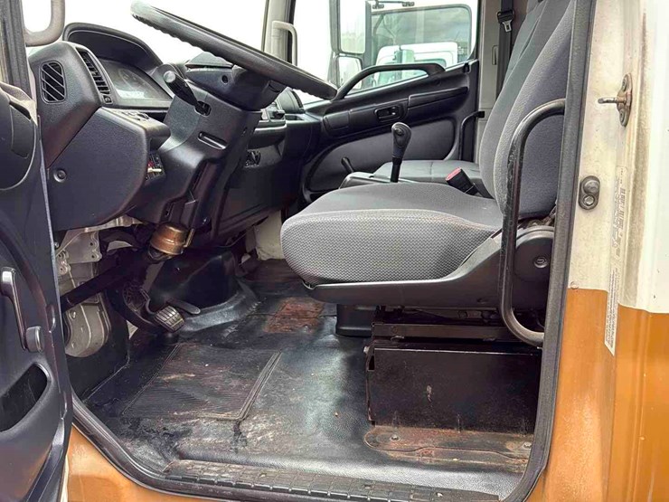 2011-hino-box-truck-image-8