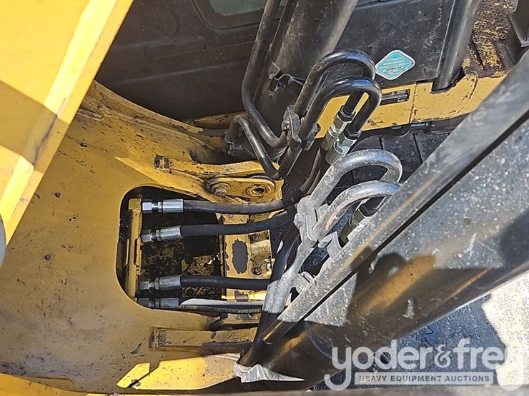 2016-caterpillar-323fl-image-29