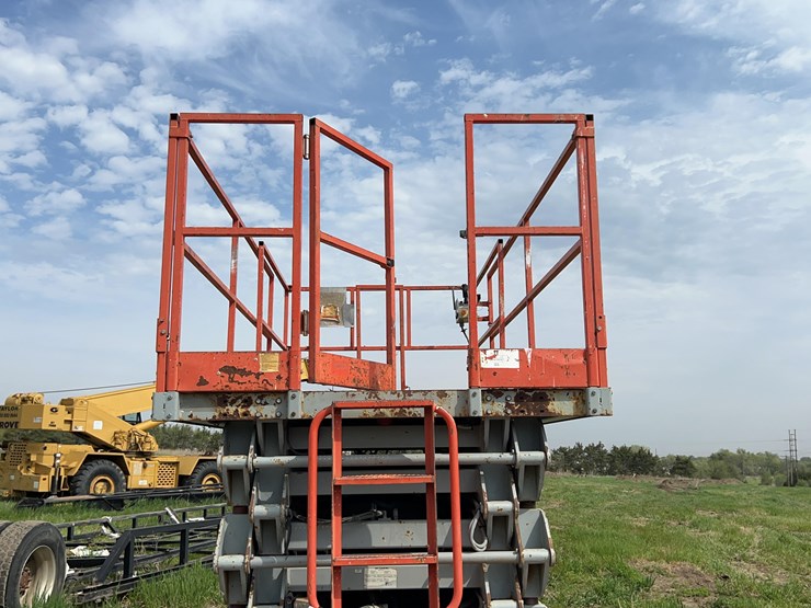 skyjack-sj8243-scissor-lift-image-5