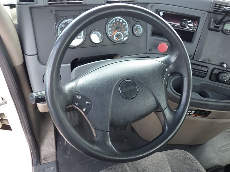 2018-freightliner-cascadia-125-image-18