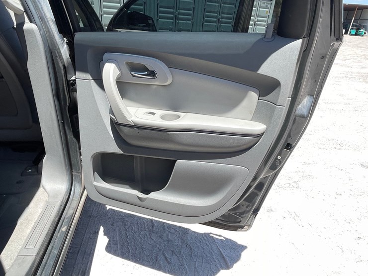 2011-chevrolet-traverse-image-40