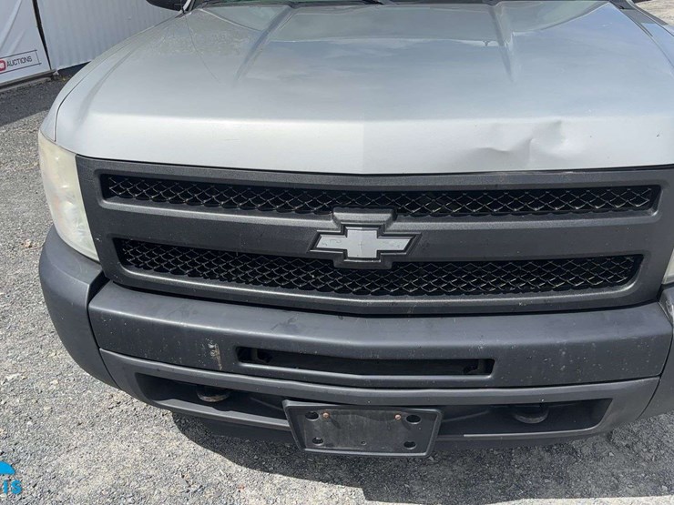 2011-chevrolet-silverado-1500-image-25