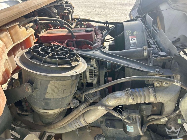 2015-freightliner-m2-106-image-45