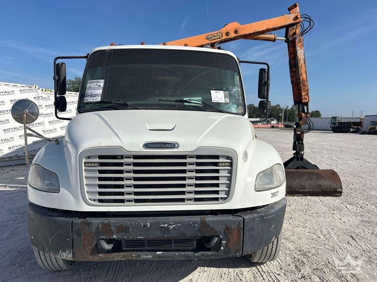 2015-freightliner-m2-106-image-70
