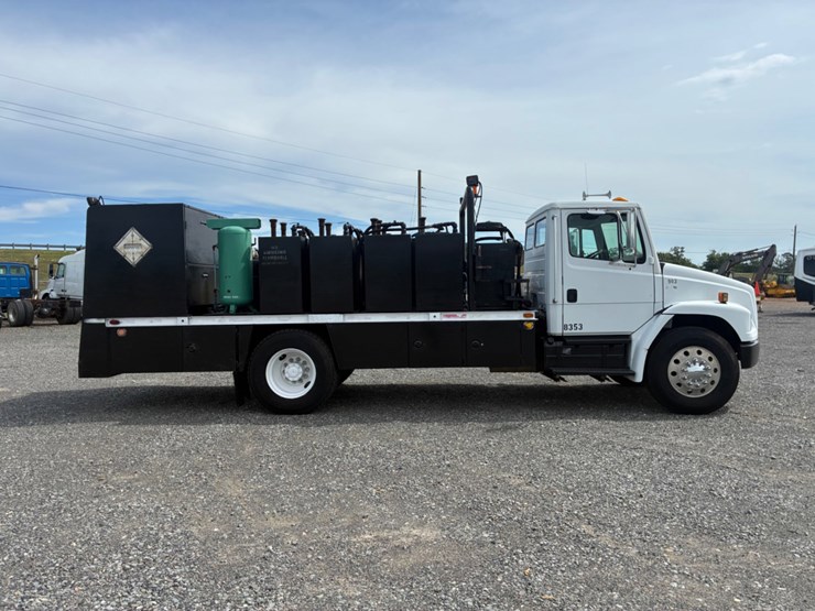 2001-freightliner-fl70-image-4