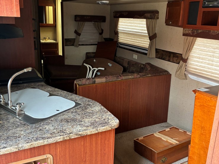 2010-zinger-by-crossroads-bumper-pull-camper-image-7