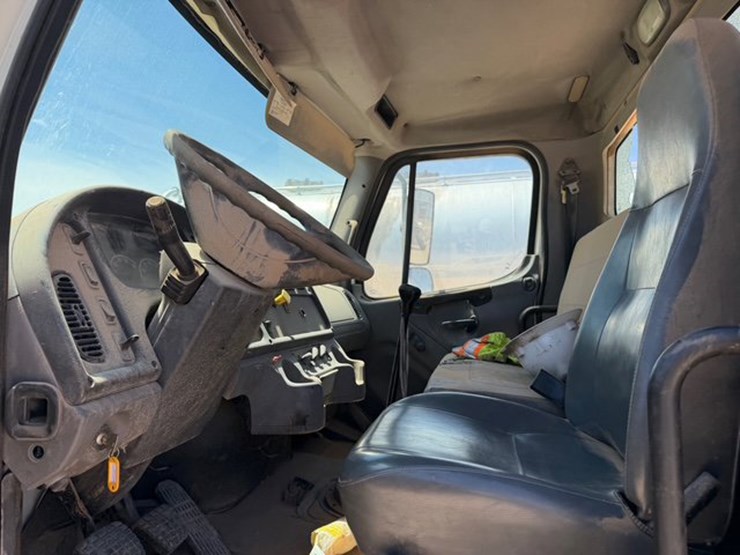 2008-freightliner-m2-cab-&-chassis-image-10