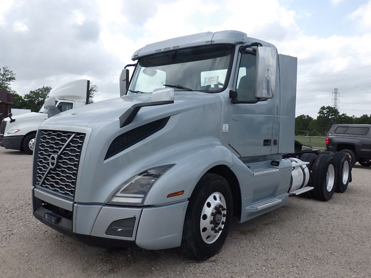 2020-volvo-vnl300-image-1