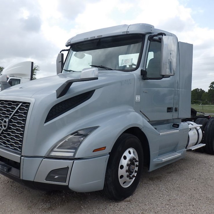 2020 VOLVO VNL300