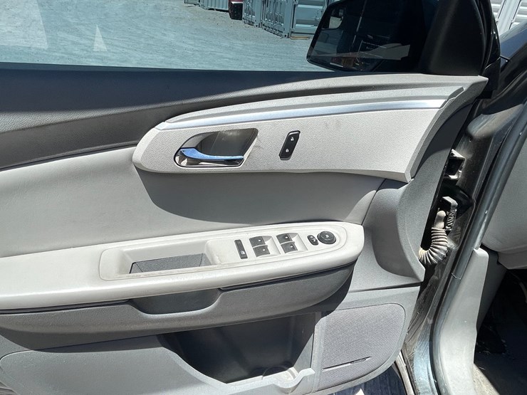 2011-chevrolet-traverse-image-35