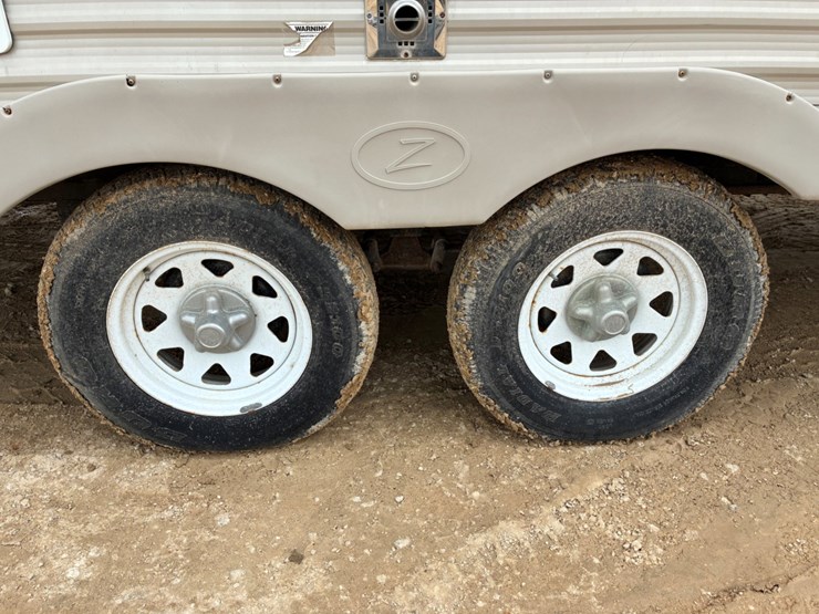 2010-zinger-by-crossroads-bumper-pull-camper-image-12