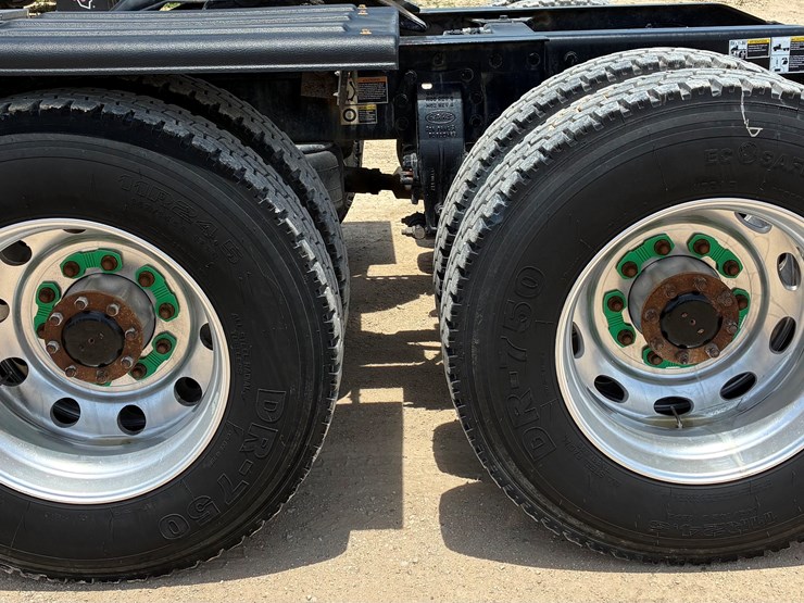 2018-peterbilt-567-image-11