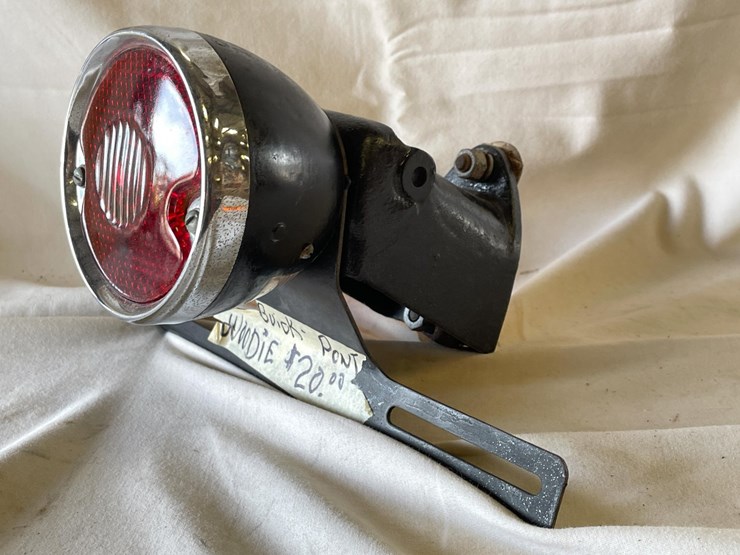 #5372-•-buick-or-pontiac-woodie-tail-light-(las-cruces,-nm)-image-2