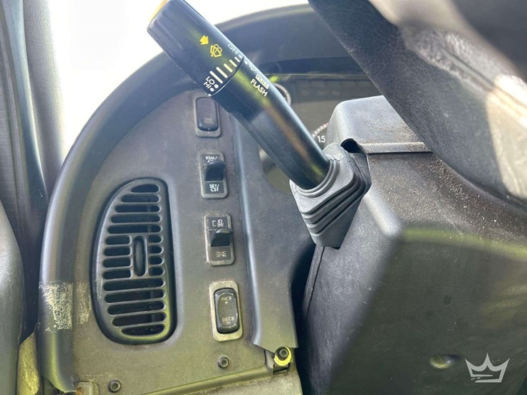 2015-freightliner-m2-106-image-65