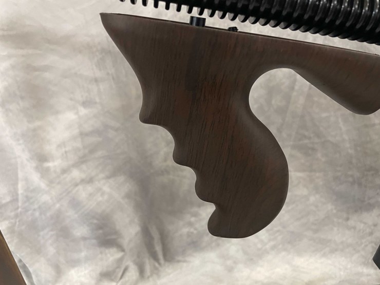 #10331-•-thompson-1927-a1-tommy-gun-deluxe-45-auto-semi-auto-rifle,-sn:-kpc0928-image-13