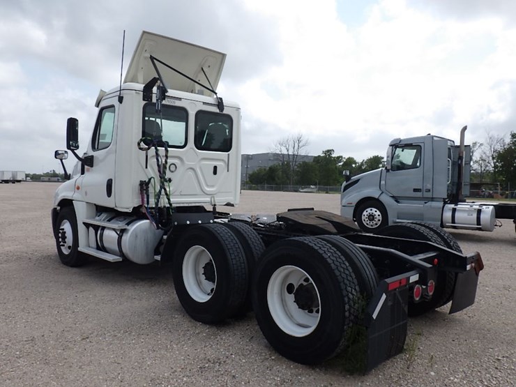 2018-freightliner-cascadia-125-image-12