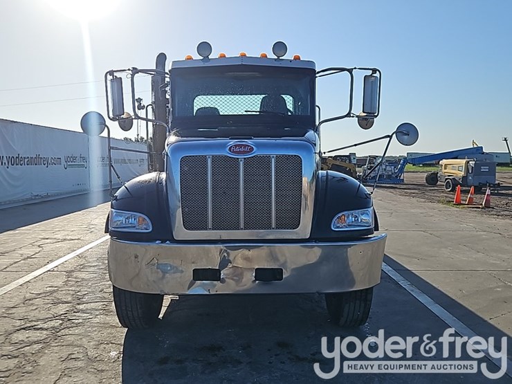 2015-peterbilt-348-image-11
