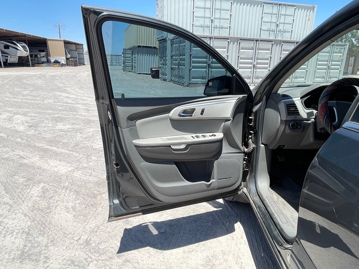 2011-chevrolet-traverse-image-33
