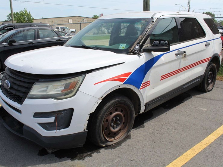 2016-ford-explorer-image-12