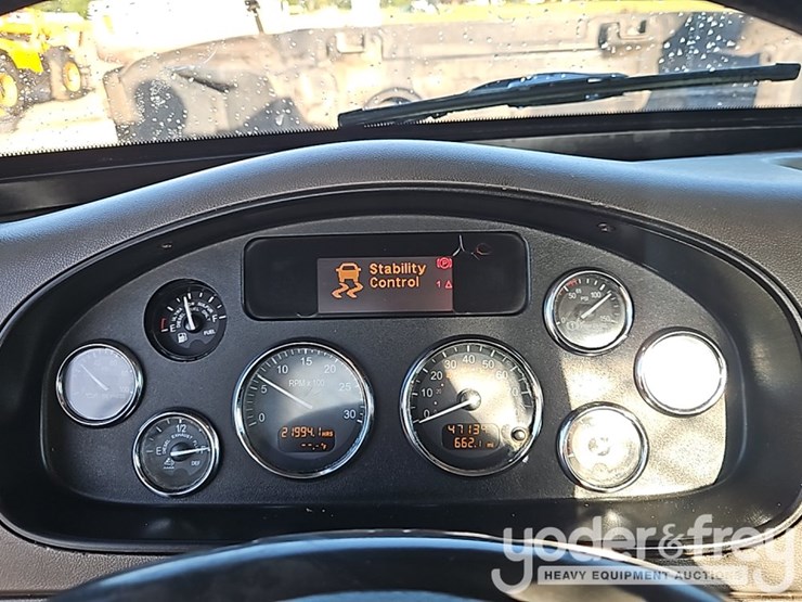 2015-peterbilt-348-image-35