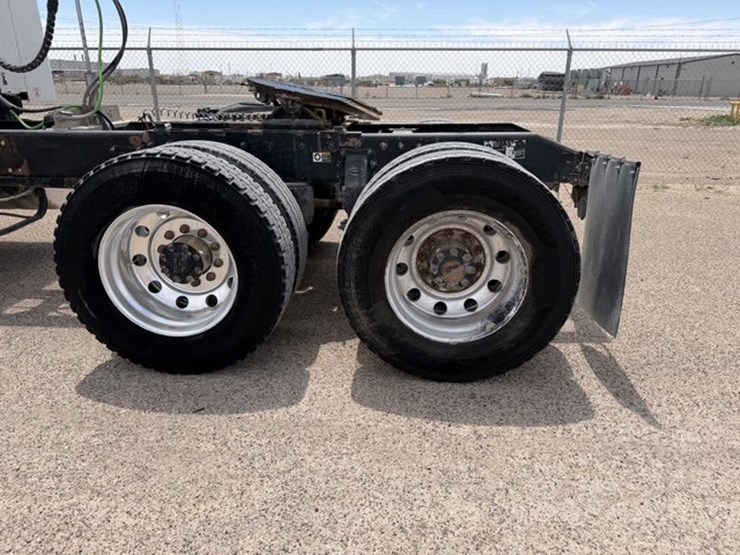 2015-peterbilt-388-image-9
