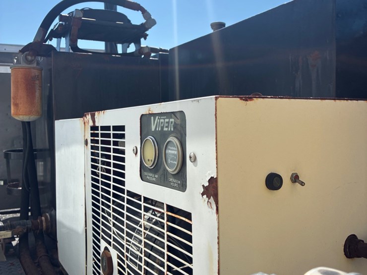2001-freightliner-fl70-image-10