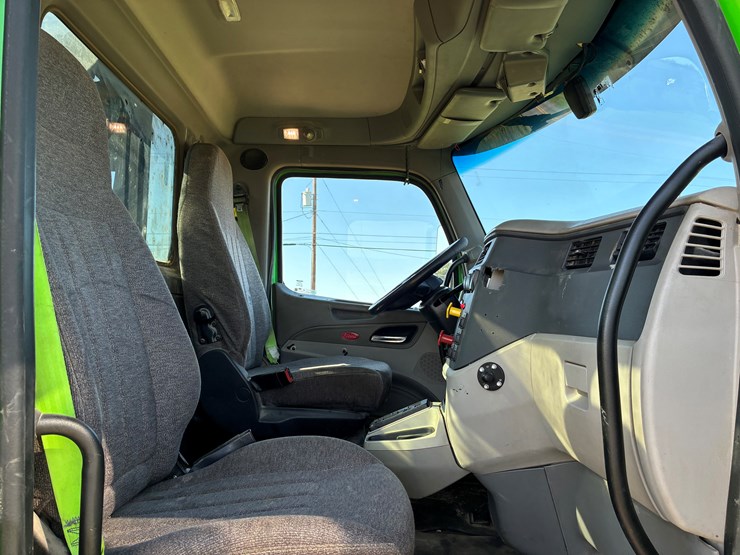 2018-peterbilt-567-image-8