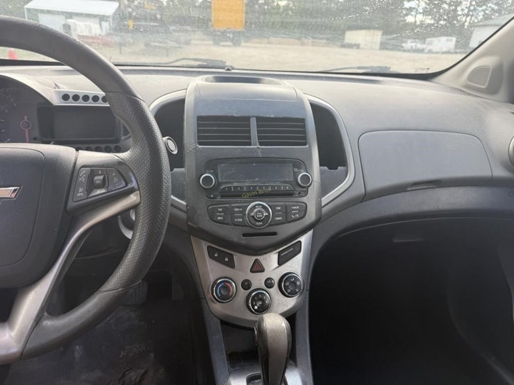 2014-chevrolet-sonic-lt-car-image-5