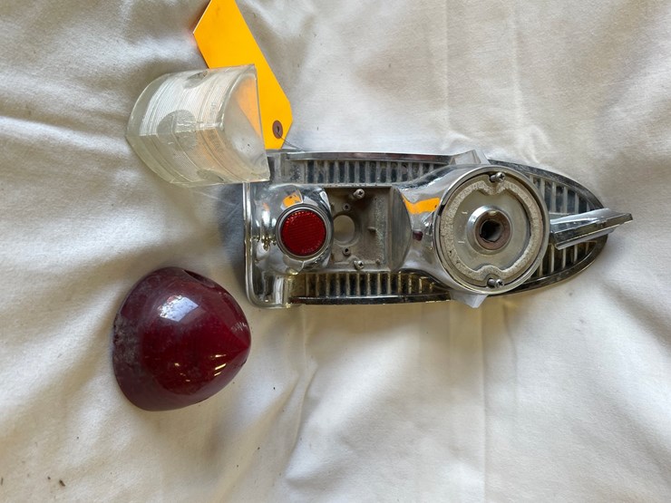 #5380-•-chevrolet-fuel-cap-door-and-tail-light-(las-cruces,-nm)-image-1