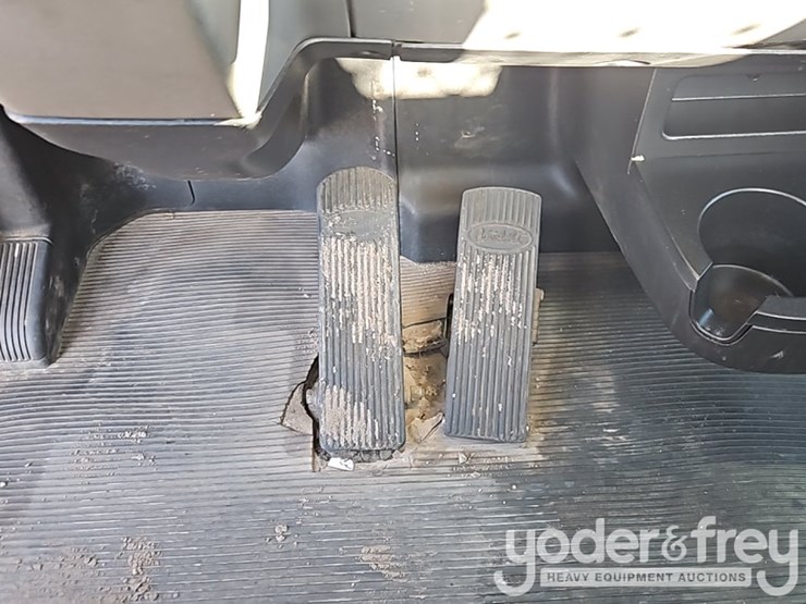 2015-peterbilt-348-image-31