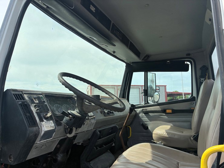 2001-freightliner-fl70-image-11