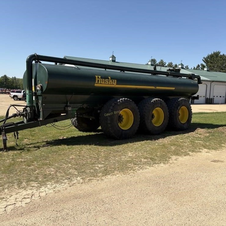 Husky 8000 Gallon Manure Tanker