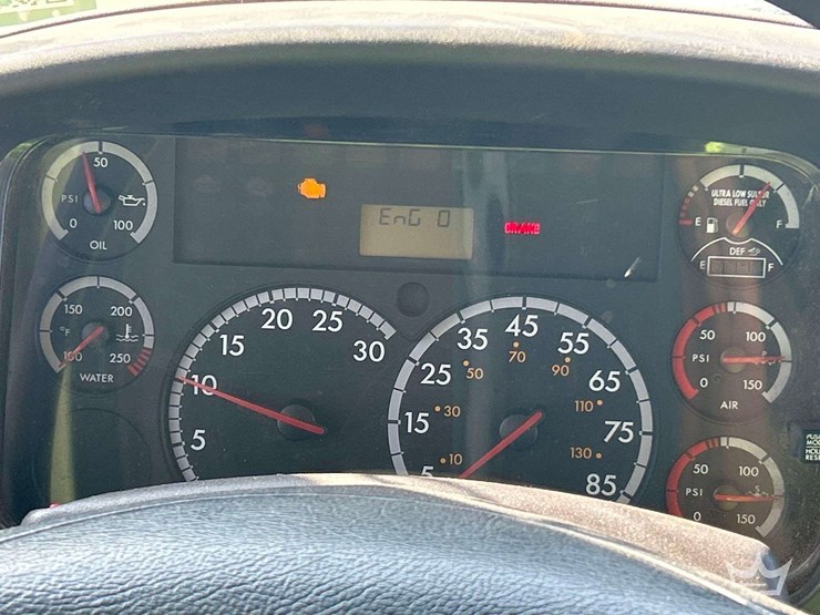 2015-freightliner-m2-106-image-67