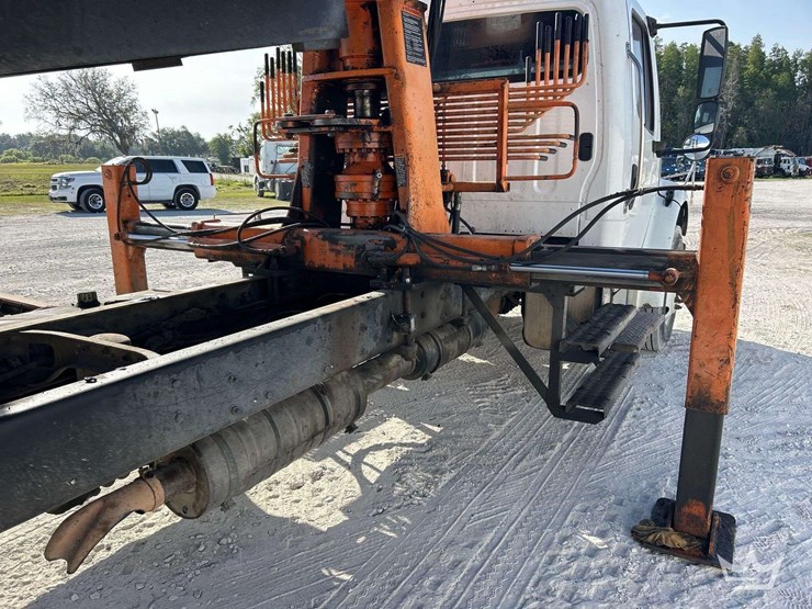 2015-freightliner-m2-106-image-61
