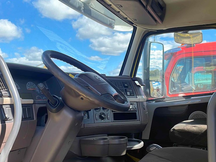 2016-volvo-vn-image-5