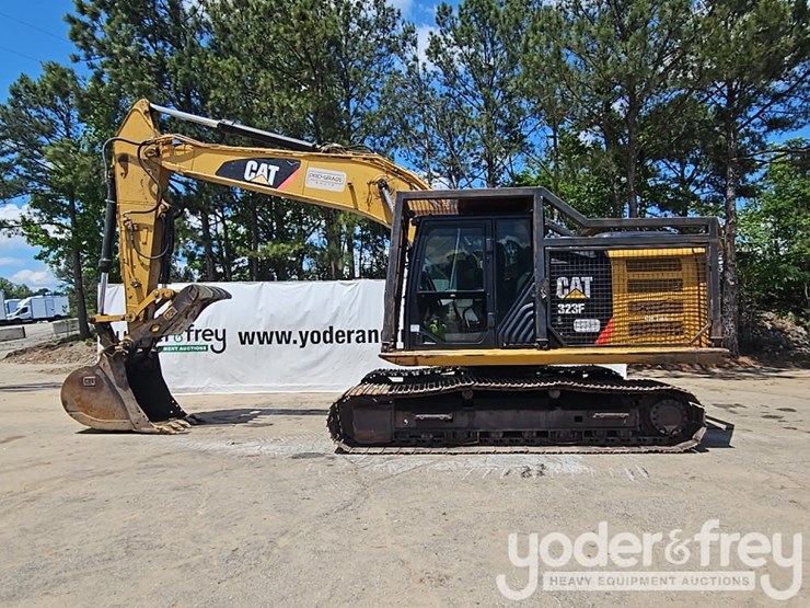 2016-caterpillar-323fl-image-2