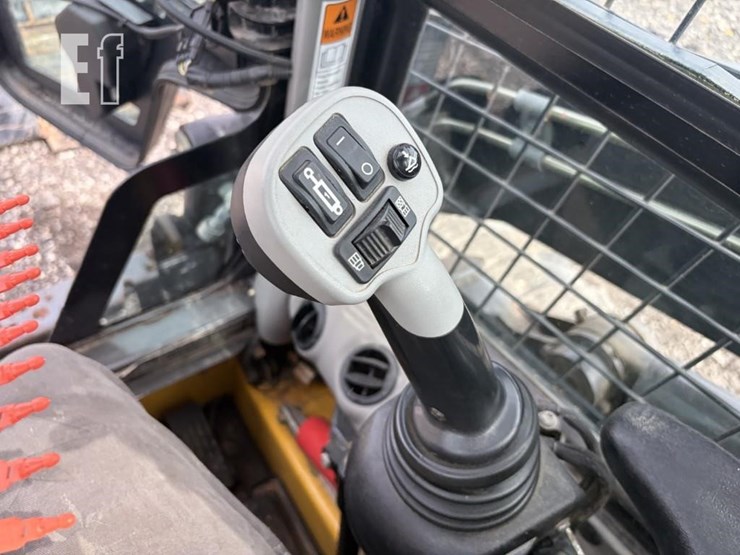 new-holland-l220-image-12