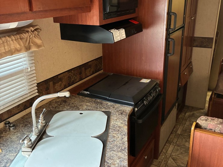 2010-zinger-by-crossroads-bumper-pull-camper-image-8