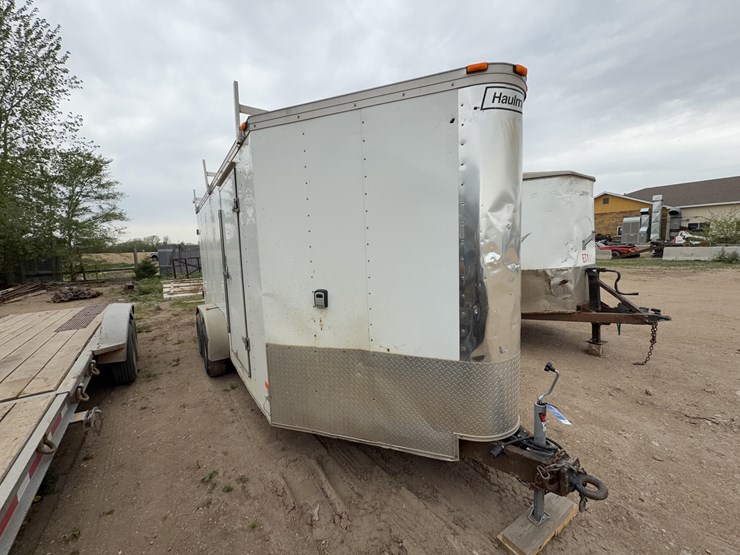 2011-haulmark-enclosed-trailer-image-2