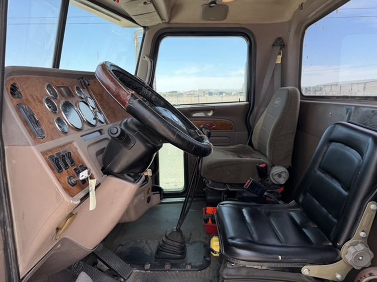 2009-peterbilt-388-image-11