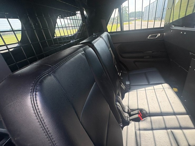 2016-ford-explorer-image-54
