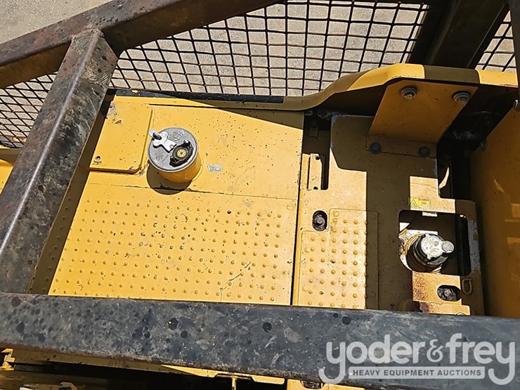 2016-caterpillar-323fl-image-27