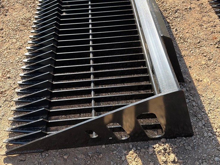 unused-wolverine-72"-skid-steer-sieve-shovel-image-3