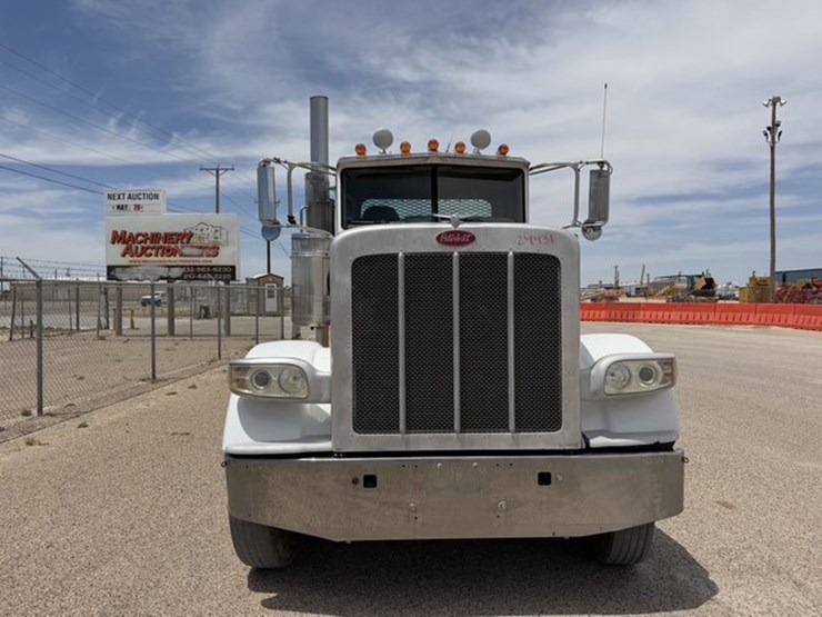 2009-peterbilt-388-image-2