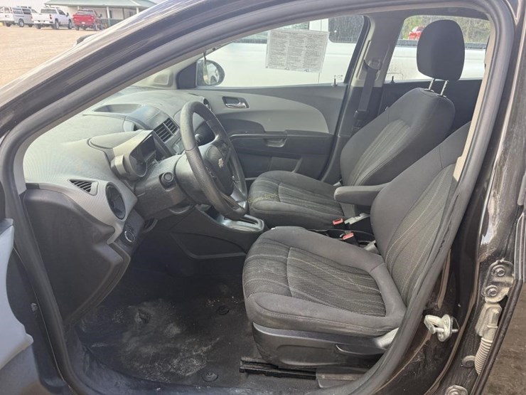 2014-chevrolet-sonic-lt-car-image-6