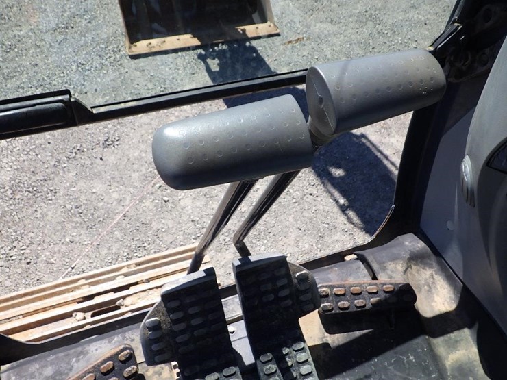 deere-245g-lc-image-51